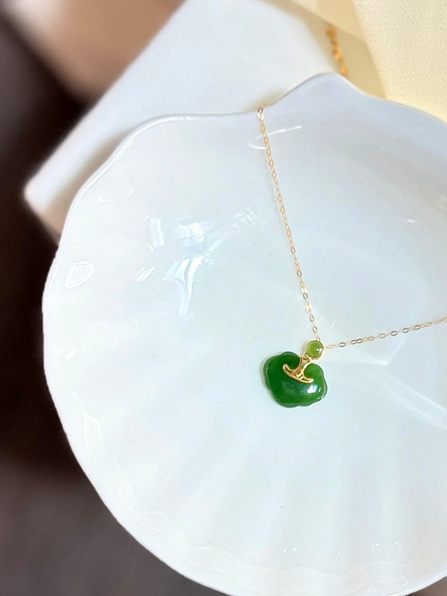 GreenNephriteJadeLockPendantwith18KGold9_b92f7f57-ad5f-4bf2-843a-0e1eaff82215
