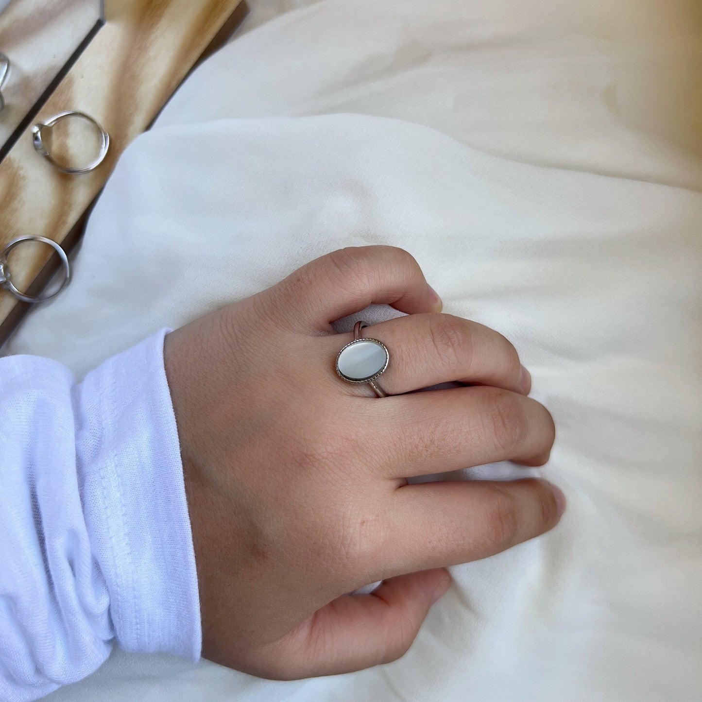 Natural Shell Ring, Simple Flat Oval Shell Ring, White Shiny Mother of Pearl Ring, Single Stone Statement Ring